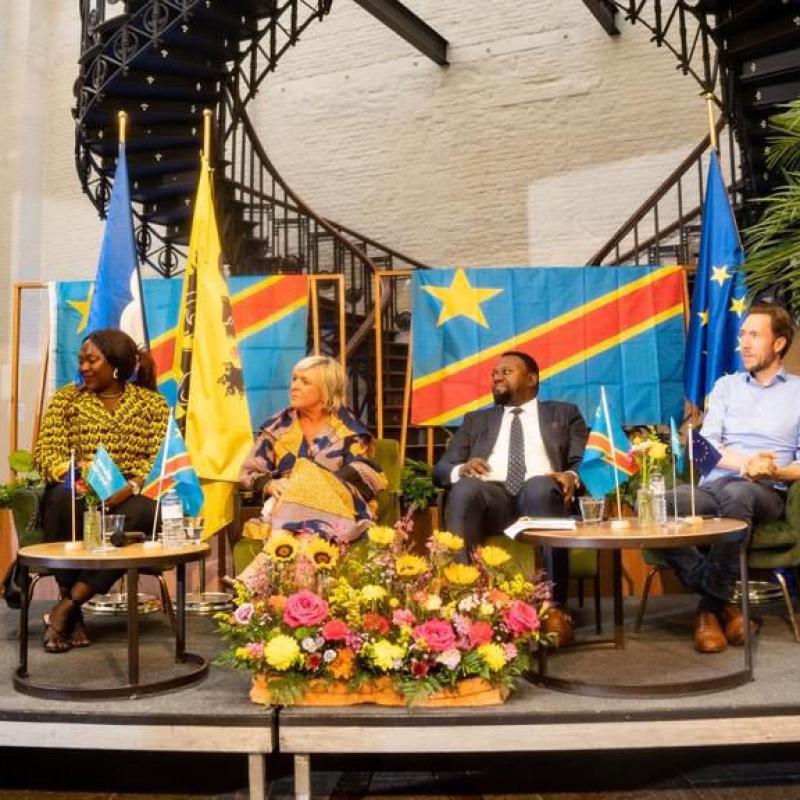Le ministre Patrick Muyaya Katembwe lors de sa prise de parole au siège du parti Anders à Bruxelles