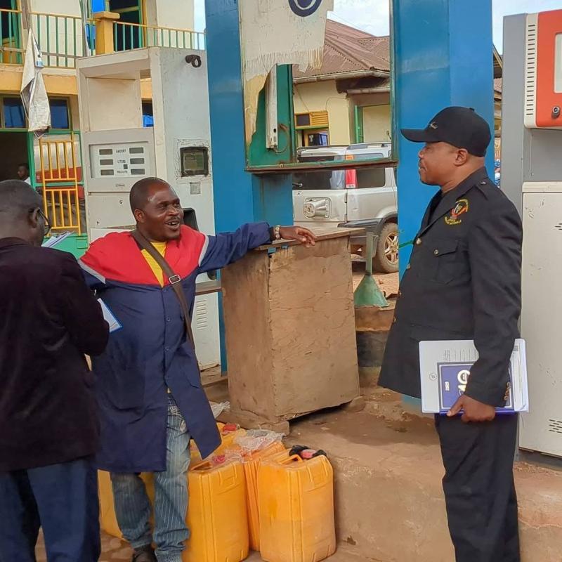 Gérard Kakule Kayihembako contrôle l’application des prix officiels du carburant dans les stations-service de Butembo.