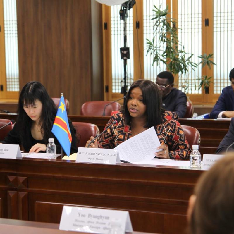 La Vice-Ministre des Affaires Étrangères Noëlla AYEGANAGATO NAKWIPONE, à Séoul lors de l’ouverture et à la conduite des travaux de la 2ᵉ session de la Commission mixte entre la RDC et la Corée du Sud.