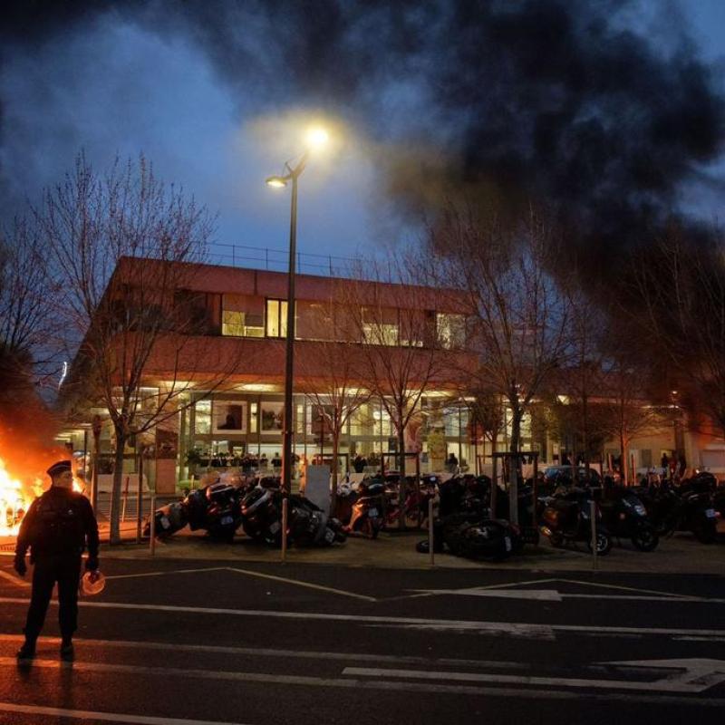 L’image de l’incendie déclaré lors de manifestations des opposants contre le concert de Fally Ipupa du 29 février 2020 à Accord Arena