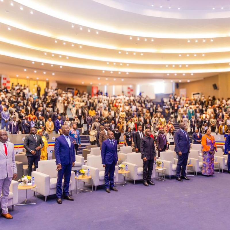 Les organisateurs de Mining Summit Tech en pleine exécution de l’hymne national