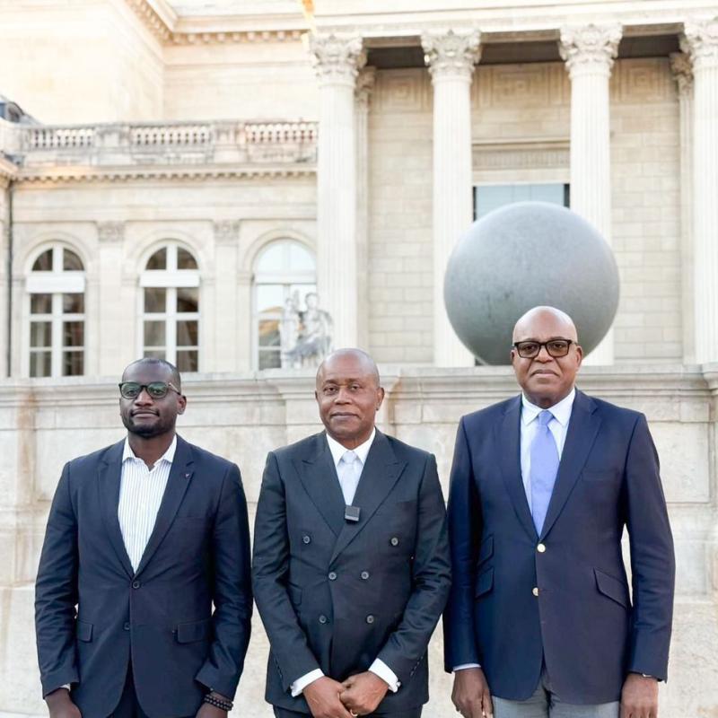 De gauche à droite, le député français Carlos Mertens Bilogo, Président de la CENI Denis Kadima et l'ambassadeur congolais en France, Emil Ngo, jeudi 30 avril 2026