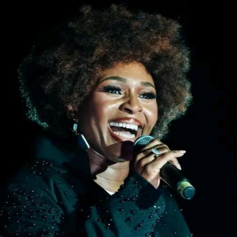 La chanteuse Dena Mwana sur la scène du FEMUA 18.