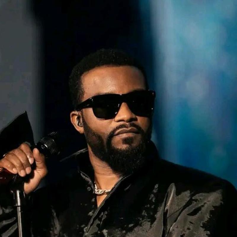 Fally Ipupa lors de son concert au Stade de France.
