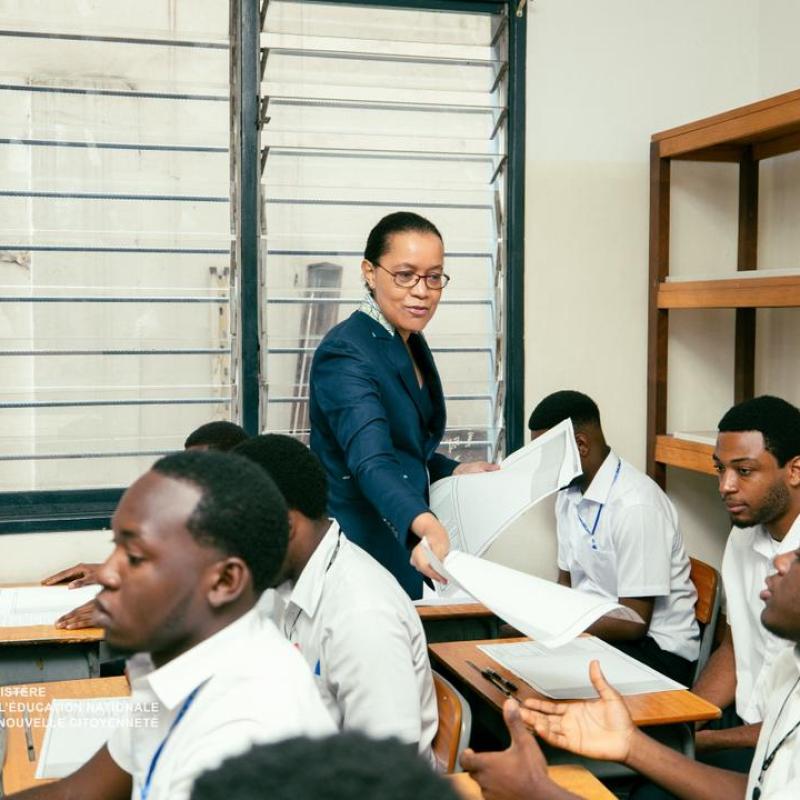La ministre de l’Éducation nationale, Raïssa Malu, distribue des items aux finalistes à Kinshasa [photo d’illustration]