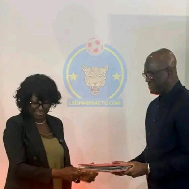 La SG de la FECOFA, Lily Tshimpumpu, et le directeur général d'Orange RDC lors de la signature du contrat.