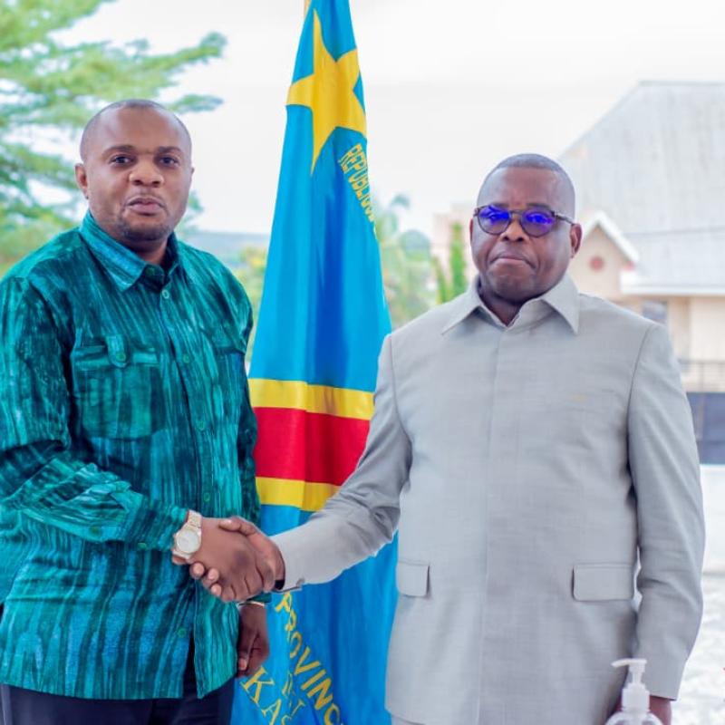 En chemise verte, le DG ai de Transco, Jérémie KILUBU MATONDO et le Gouverneur de la province du Kasaï Gouverneur Crispin MUKENDI ce vendredi 08 mai 2026 lors de leur entretien