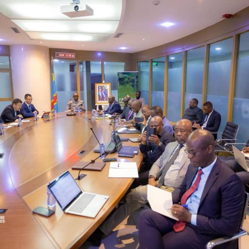 Le ministre Louis Watum Kabamba échange avec MANONO LITHIUM SAS sur l’avancement des travaux du projet de lithium de Manono