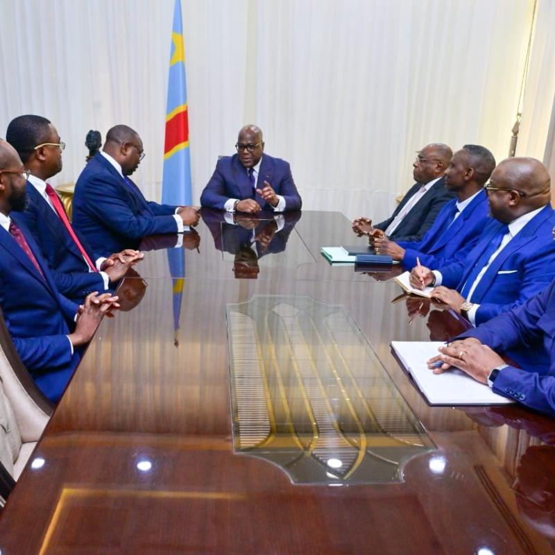 Le chef de l'État Félix Tshisekedi et la délégation du Congo - Brazzaville, lors d'une réunion vendredi 08 mai à Kinshasa