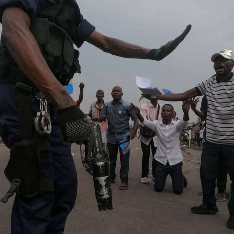 Des militants de l’opposition face à un policier lors d’une manifestation à Kinshasa, le 20 mai 2023 [photo d'illustration]