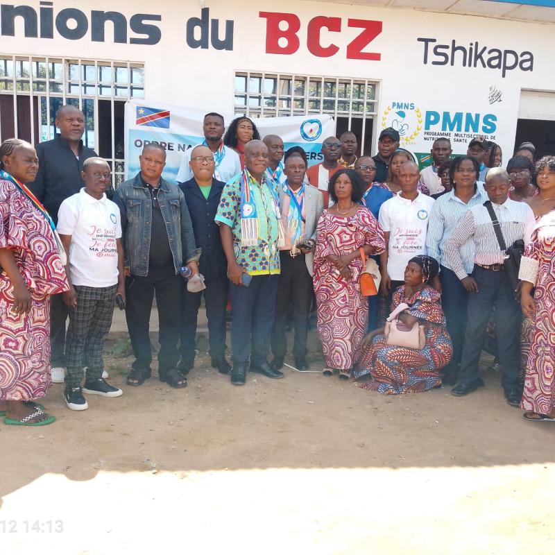 La photo de famille des infirmiers après la célébration de leur activité