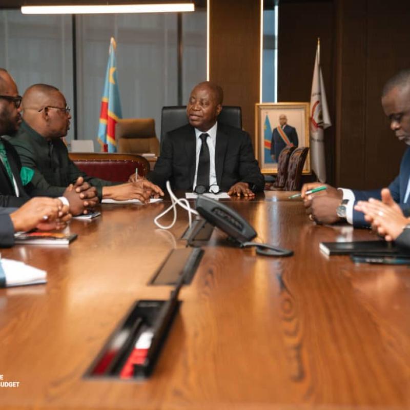 Le VPM du Budget Adolphe Muzito et son homologue en charge du Travail et de l'Emploi, Ferdinand Massamba accompagnés de leur délégation