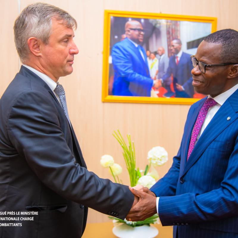 Le ministre délégué Eliezer Ntambwe Mposhi et l'ambassadeur ukrainien en poste à Kinshasa, mardi 12 mai 2026