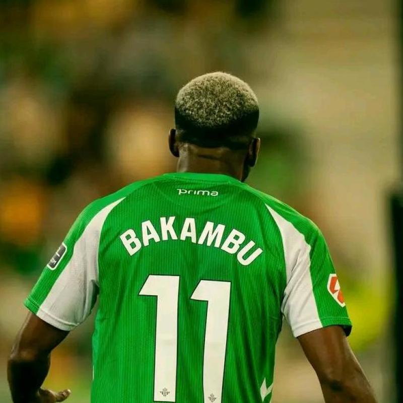 Cédric Bakambu sous les couleurs du Réal Betis. [Vue de dos]