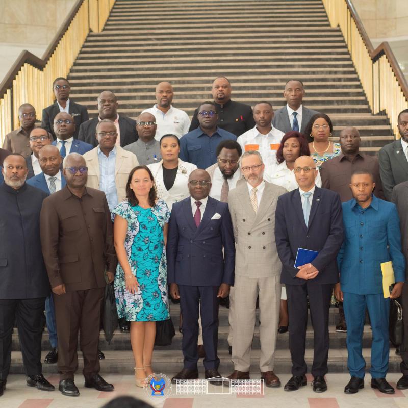 La délégation européenne et les parlementaires congolais à l'issue d'une réunion stratégique à Kinshasa, mardi 12 mai 2026
