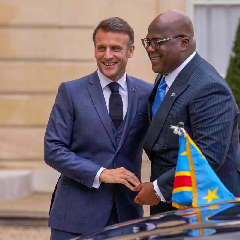 Accolade entre Emmanuel Macron et Félix Tshisekedi en marge d’une rencontre diplomatique [photo d’illustration]