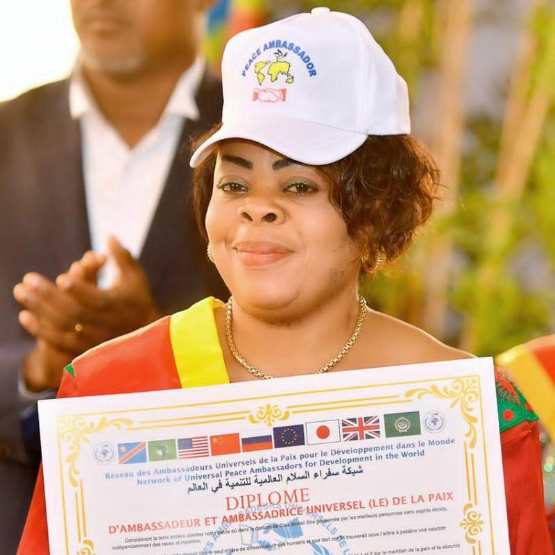 Un diplôme d’ambassadrice universelle de la paix décerné à Mireille Mapendo Kasahene, par le RAUP