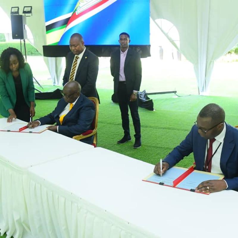 Le ministre congolais du commerce extérieur Julien Paluku et son homologue ougandais lors de la signature de deux mémorandums d'attente sur le commerce extérieur