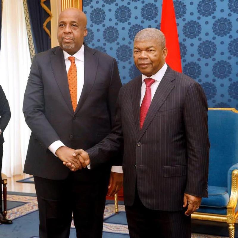 Le ministre des Ressources hydrauliques et de l’Électricité Molendo Sakombi et le Président angolais João Lourenço [photo d'illustration]