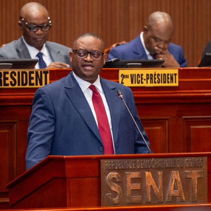 Le ministre des Finances, Doudou Fwamba, répondant aux questions de sénateurs