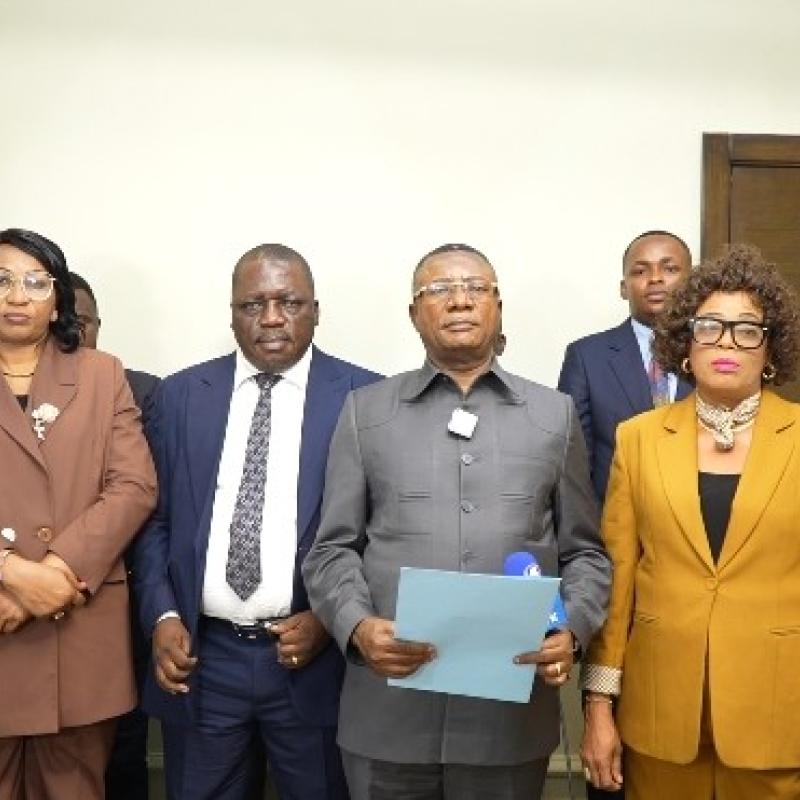 Quelques députés nationaux et sénateurs, de l'AFDC-A loyaux au Président de la République, Félix Tshisekedi, lisant une déclaration à