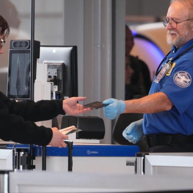 Un membre de l'Agence américaine de sécurité des transports contrôle un passeport à l'aéroport de Pittsburgh, aux États-Unis [photo d'illustration]