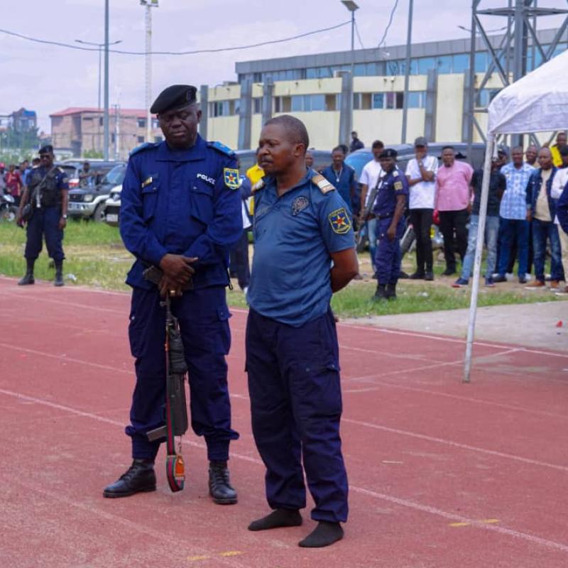 Un policier déféré devant l'auditorat pour avoir abandonné son arme dans un débit de boisson à Kinshasa