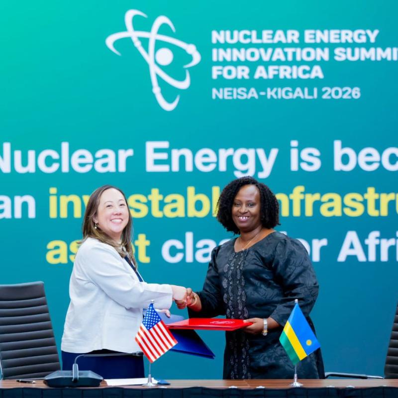 L’accord entre les USA et le Rwanda dans le domaine du nucléaire civil signé par la ministre d’État rwandaise Usta Kayitesi et par Renee Sonderman