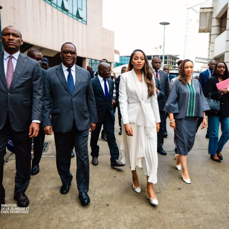 La ministre de la jeunesse Grâce Kutino, vêtue de blanc au milieu de la photo
