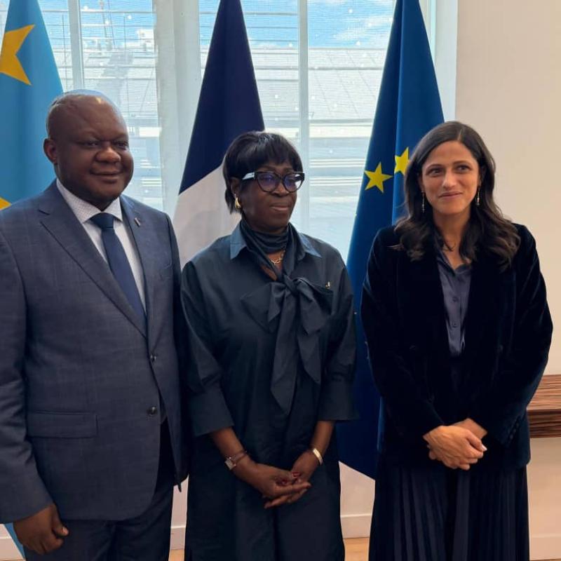 Le ministre délégué près le ministre des Affaires étrangères, chargé de la Francophonie et de la Diaspora congolaise, Crispin Mbandu et son homologue française Eléonore Caroit ainsi que Juliana Amato Lumumba au milieu