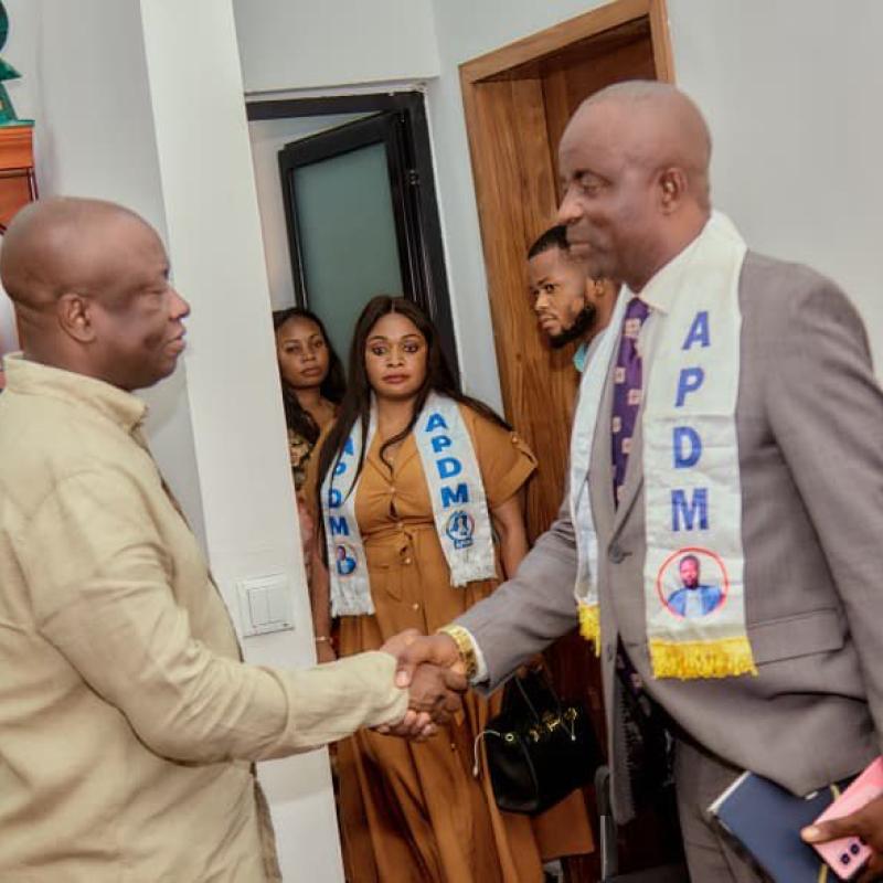 Le premier vice-président de l’APDM en poignée de main avec Augustin Kabuya, président ai de l’Udps.