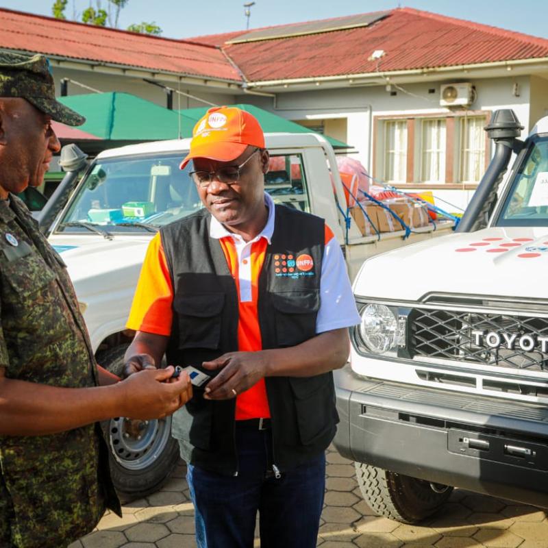 Le Gouverneur de l’Ituri, le lieutenant-général Johny Luboya Nkashama, reçoit la clé de l’ambulance remise par UNFPA [Photo d’illustration]
