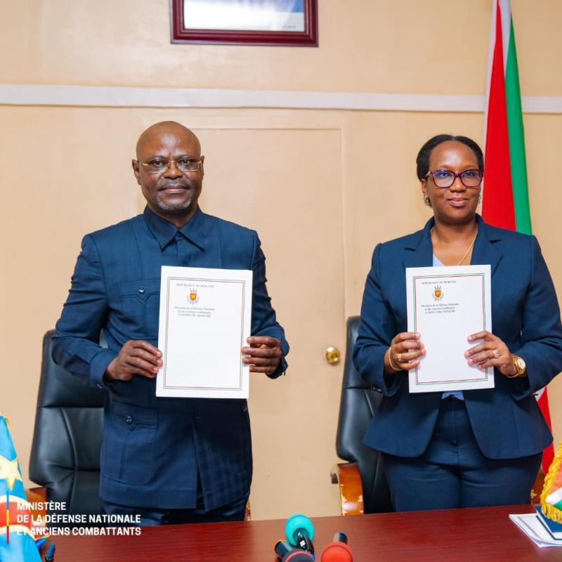 Le VPM de la Défense nationale, Guy Kabombo et son homologue burundaise, Marie Chantal Nijimbere [photo d'illustration]