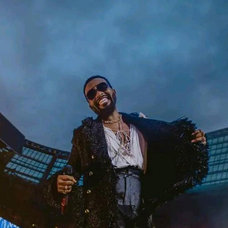 Fally Ipupa lors de son second concert au Stade de France.