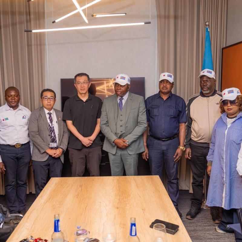 De gauche à droite, le représentant de la coopération internationale japonaise (JICA) avec tout son staff et le Directeur général de l’INPP, Stanislas Tshimanga, avec les membres du comité de gestion
