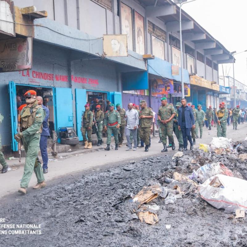Le VPM de la Défense Guy Kabombo lors d'une inspection ce jeudi 28 mai aux alentours de Zando à Kinshasa