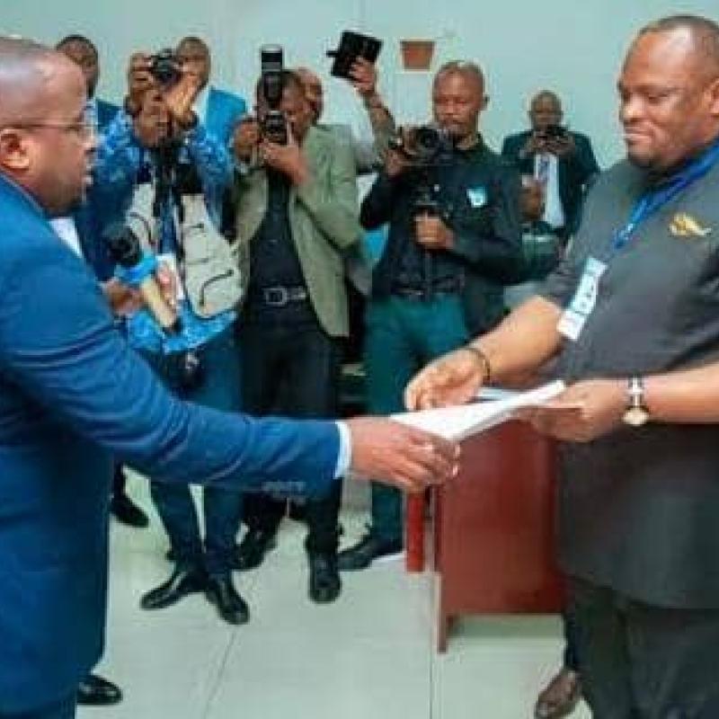 Daniel Bumba recevant le document d’orientation des mains du VPM lors d’une cérémonie à Kinshasa