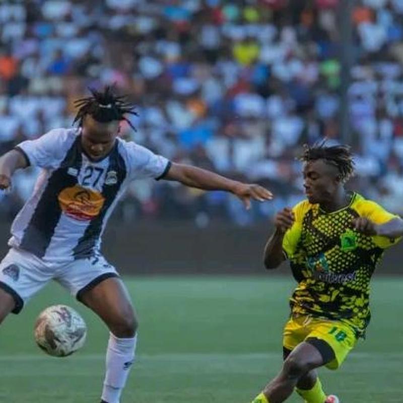 Un joueur du TP Mazembe en duel avec celui de VClub lors de la première journée à Lubumbashi.