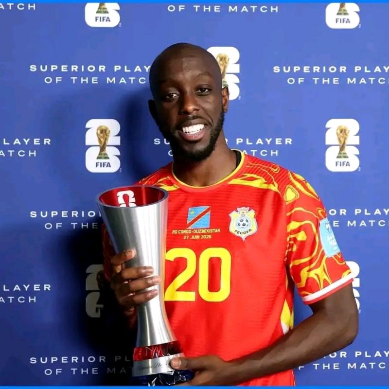 Yoane Wissa recevant son trophée d’homme du match contre l’Ouzbékistan 