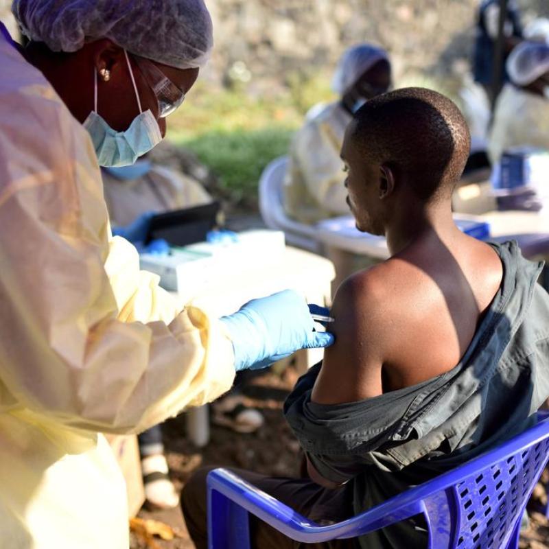 Un homme se fait vacciner contre le virus Ebola à Goma [photo d'illustration]