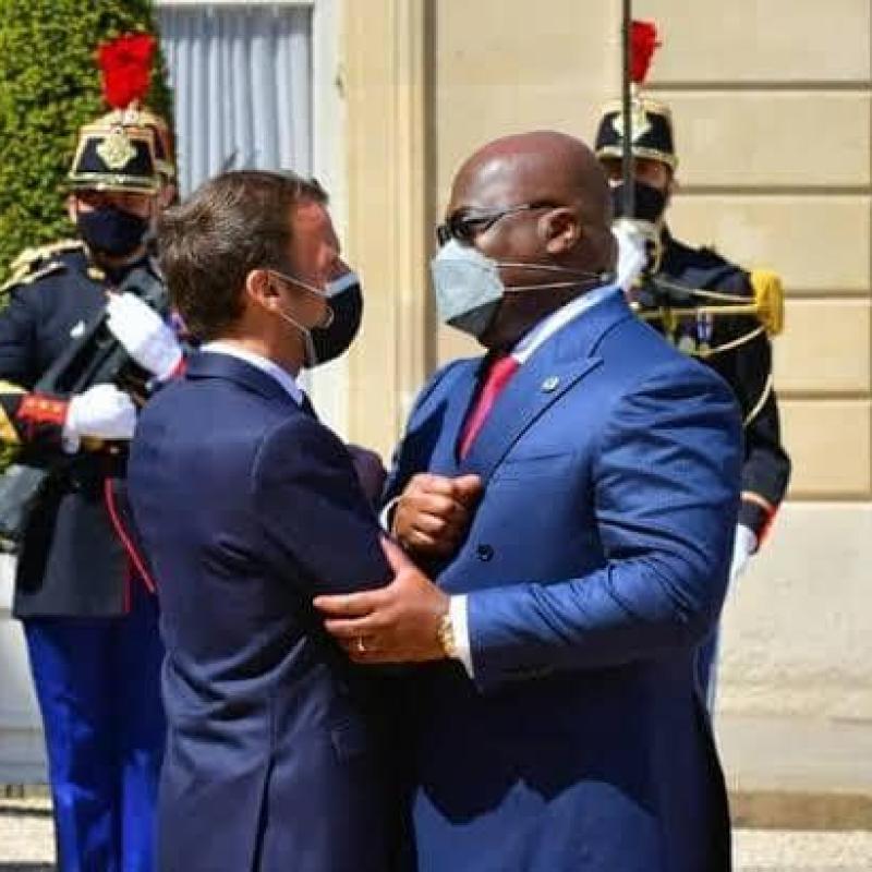 Accolade entre le président de la RDC Félix Antoine Tshisekedi et son homologue français Emmanuel Macron à l'Elysée