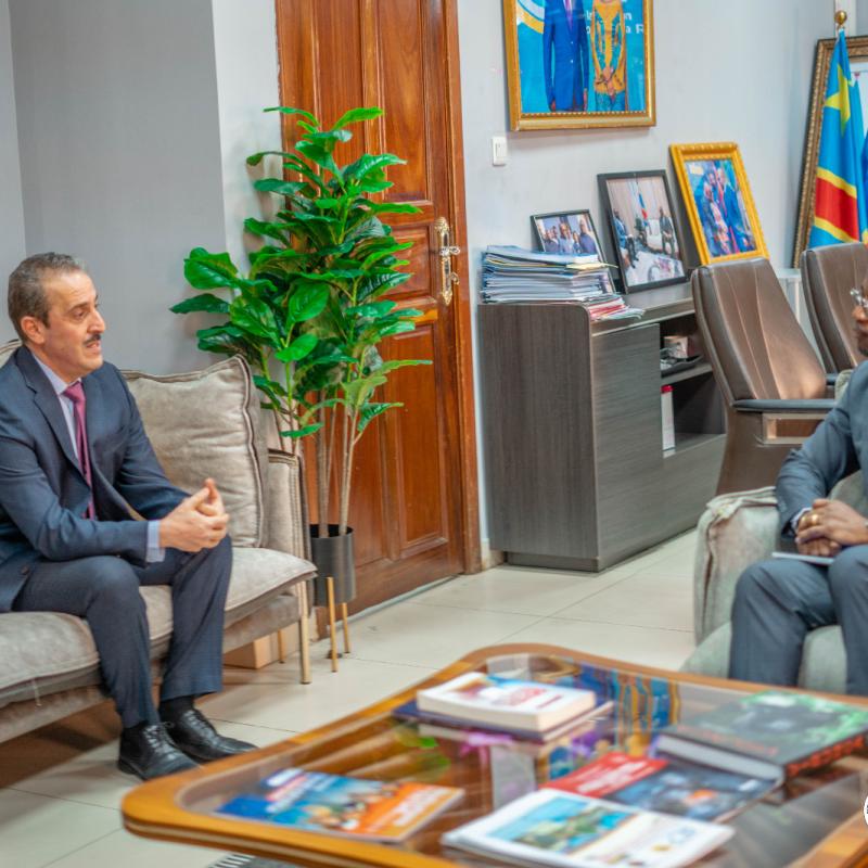 Me Jean-Marc Ekila Likombo, ministre d'État en charge de la Formation professionnelle, échange avec l'ambassadeur de l'Algérie en RDC