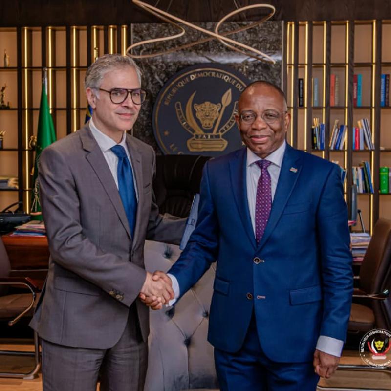 Le ministre de la Justice Guillaume Ngefa et le nouvel ambassadeur du Portugal en RDC, Mario Gomes