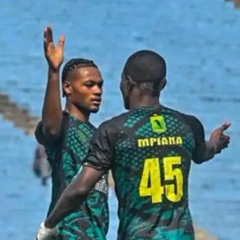 Mpiana Mozizi et un autre joueur de VClub en pleine célébration, au Stade Tata Raphaël.