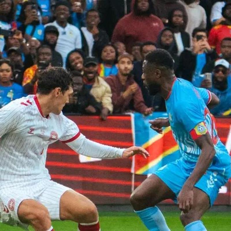 Le capitaine de la sélection congolaise, Chancel Mbemba en duel avec un joueur Danois lors d'un match à Liège. [Photo d'illustration]