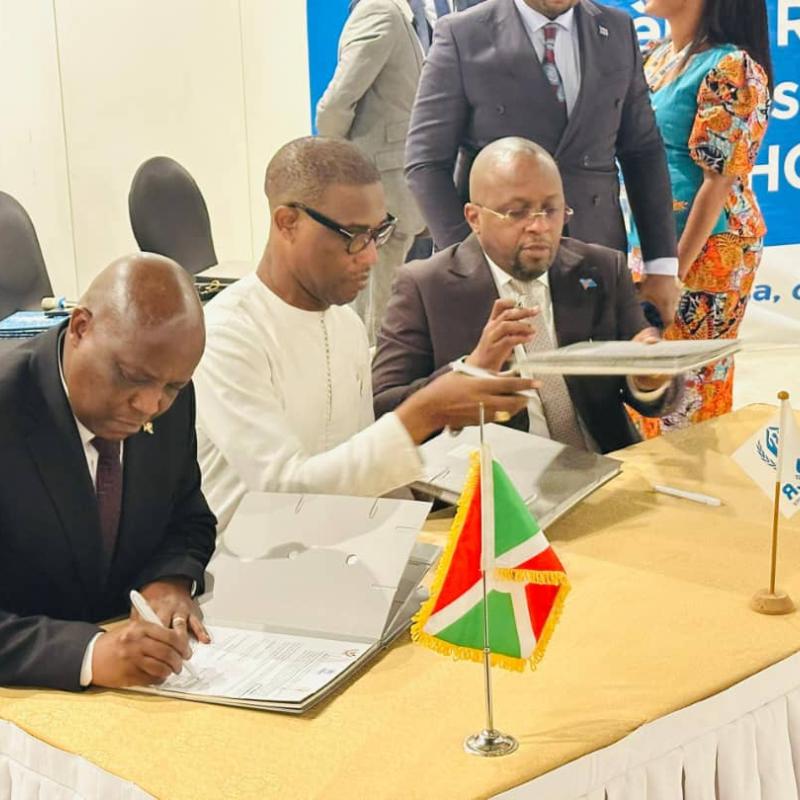 De gauche à droite : Léonidas Ndaruhutse, ministre de l'Intérieur du Burundi ; Dr Pierre Atchom, Représentant du HCR en RDC ; et Jacquemain Shabani, VPM de l'Intérieur de la RDC, lors de la clôture de la 2ème réunion de la Commission Tripartite RDC-Burundi-HCR