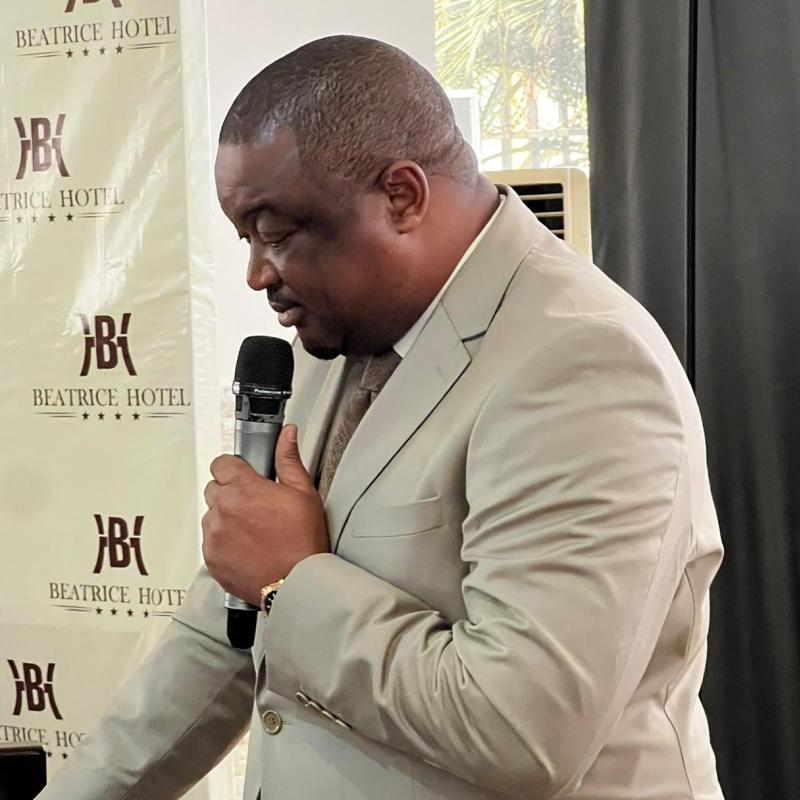 Me Laurent Onyemba présente un livre sur le multipartisme et l’État de droit en RDC‎