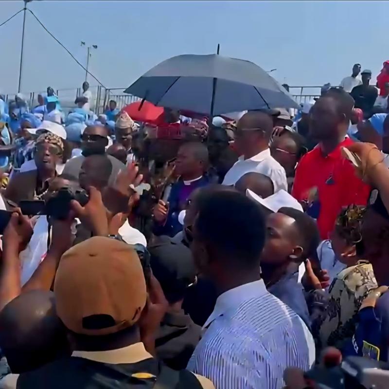 Des sympathisants de la Coalition citoyenne pour la nation (CCN) réunis à l'esplanade du Pays du Palais du peuple, vendredi 5 juin 2026 à Kinshasa, pour suivre le message de son président, l'archevêque Ejiba Yamapia.