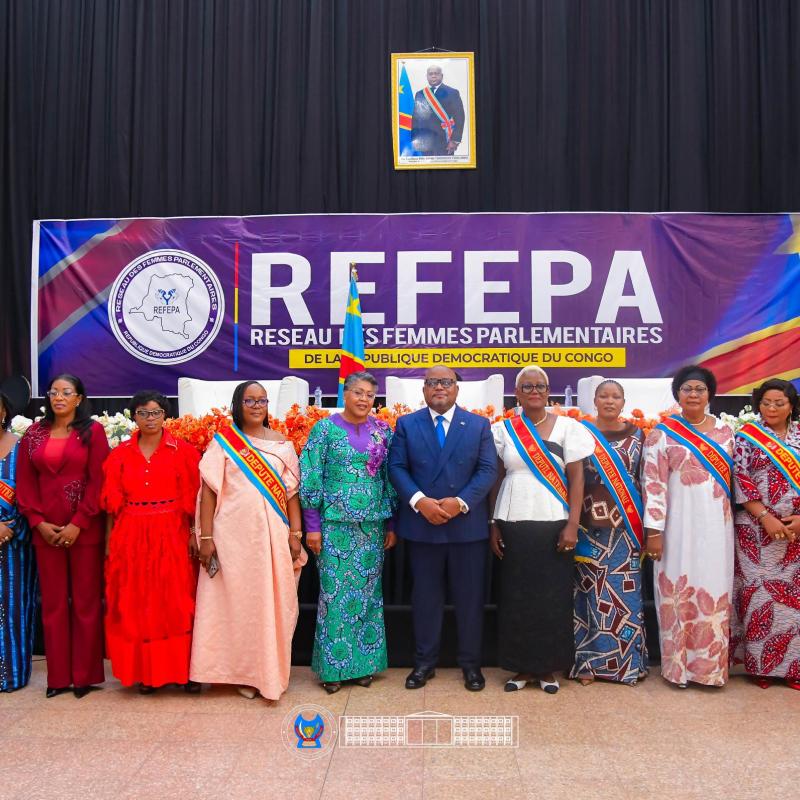 La Première ministre Judith Suminwa et le président de la Chambre basse du Parlement Aimé Boji avec les femmes parlementaires à la cérémonie de lancement officiel du REFEPA, samedi 06 juin 2026