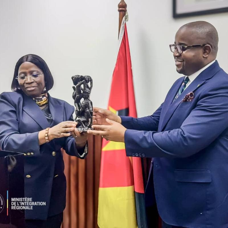 Le ministre de l'Intégration régionale Floribert Anzuluni et son homologue du Mozambique, ce mardi 09 juin 2026, à Maputo
